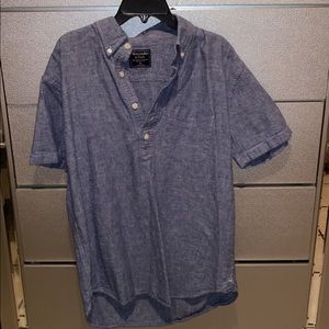 It’s a botón shirt